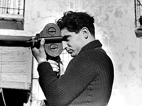 Portrait de Robert Capa, Arts visuels, Antiquité, 1913 — 1954
