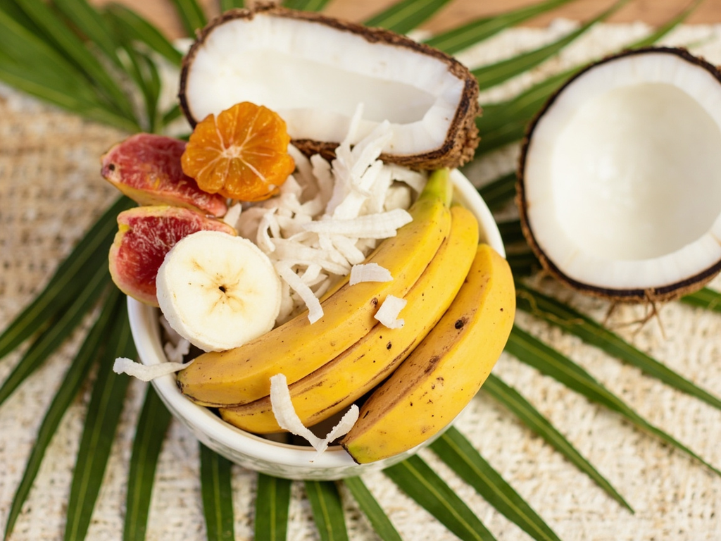 Vivres frais des îles — banane et coco de l'escale