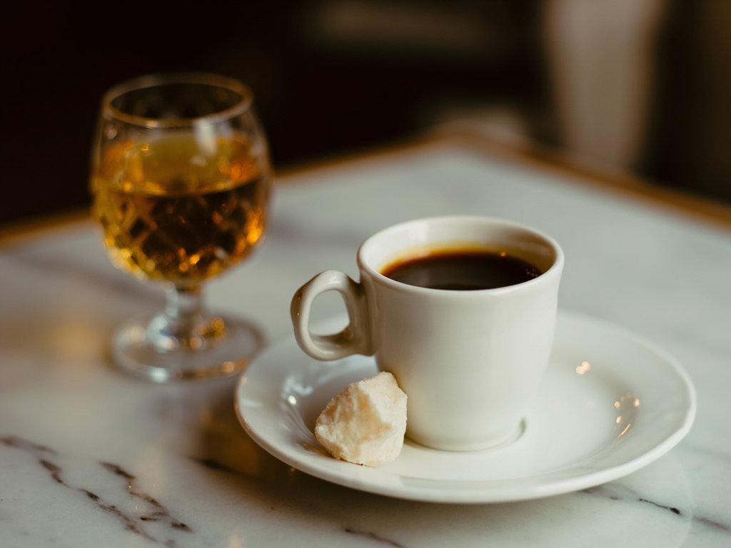 Café arrosé au calvados (le trou normand)
